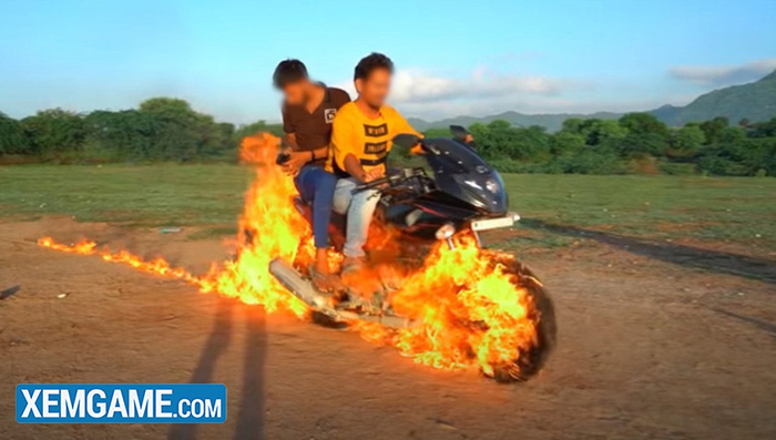 Bắt chước Ghost Rider, hai Youtuber người Ấn tự tẩm xăng lên xe, thực hiện màn trình diễn nguy hiểm để rồi nhận muôn vàn chỉ trích - Ảnh 5.