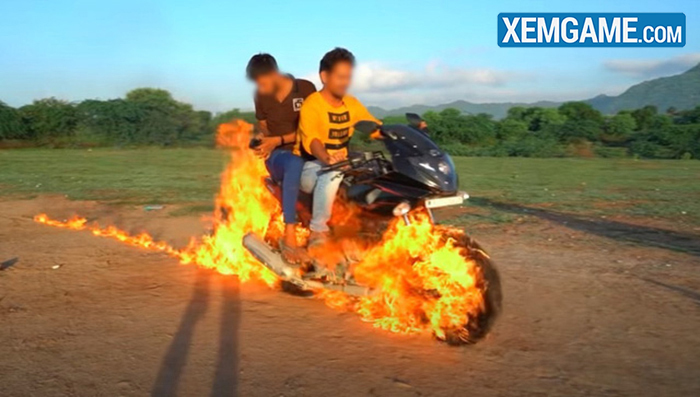 Bắt chước Ghost Rider, hai Youtuber người Ấn tự tẩm xăng lên xe, thực hiện màn trình diễn nguy hiểm để rồi nhận muôn vàn chỉ trích - Ảnh 1.